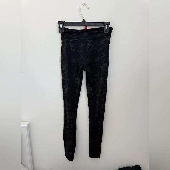 SPANX Faux Leather Camo Black Leggings SMALL - Picture 4 of 5
